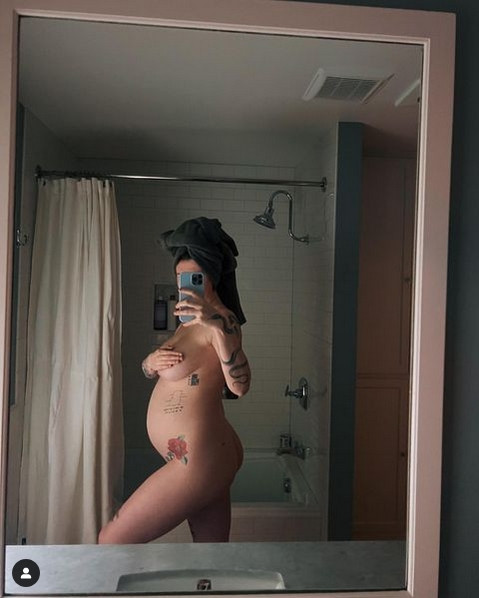 Дъщерята на Алек Болдуин с провокативни голи снимки в банята