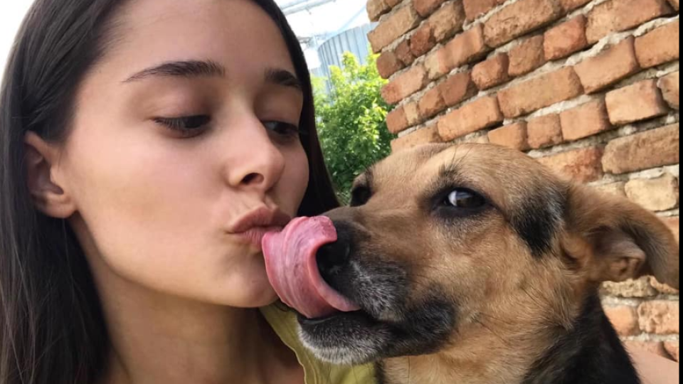 Валерия от "Ергенът": Обичам майка си колкото кучето си!