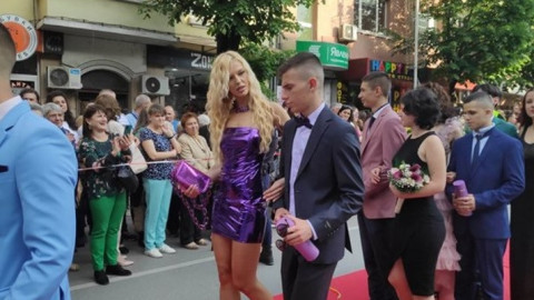 Натали Трифонова стана дама на братовчед си за бала (ГАЛЕРИЯ СНИМКИ)
