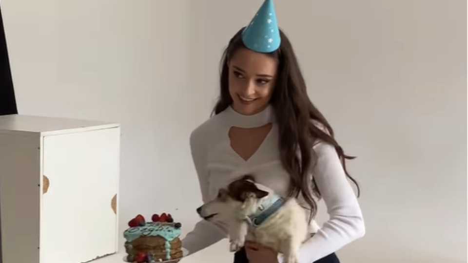 Безпаричната Валерия с парти за рождения ден на кучето си