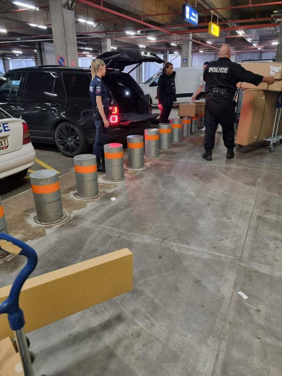 Под крилото на Кики! Полицаи слугуват на Пепи Еврото, товарят му креват от ИКЕА