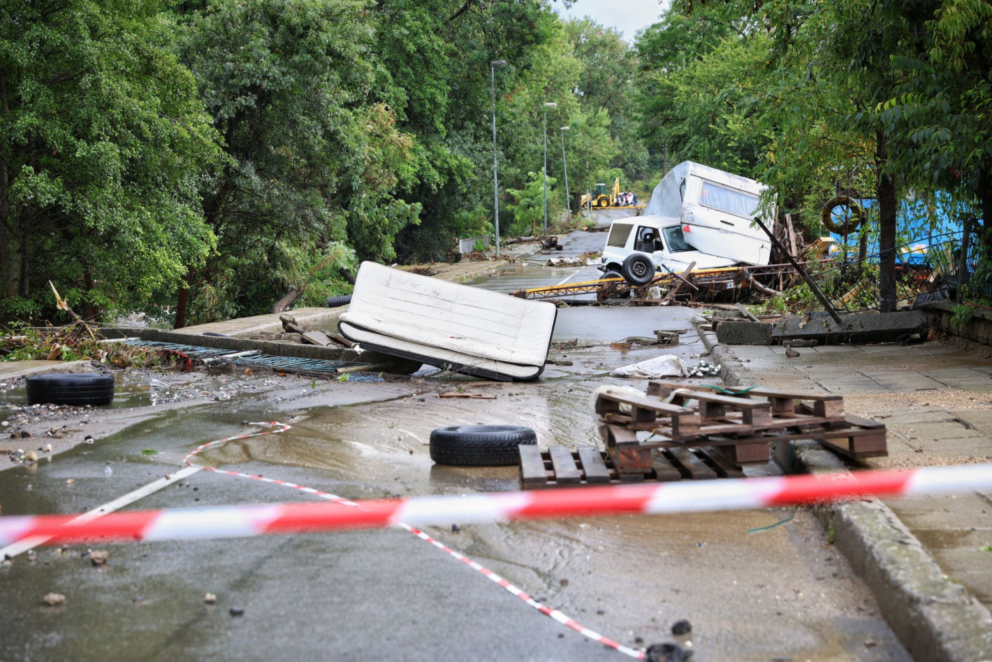 Две жертви взе библейският потоп, удавил Царево и Южното Черноморие (СНИМКИ и ВИДЕО) - Снимка 6