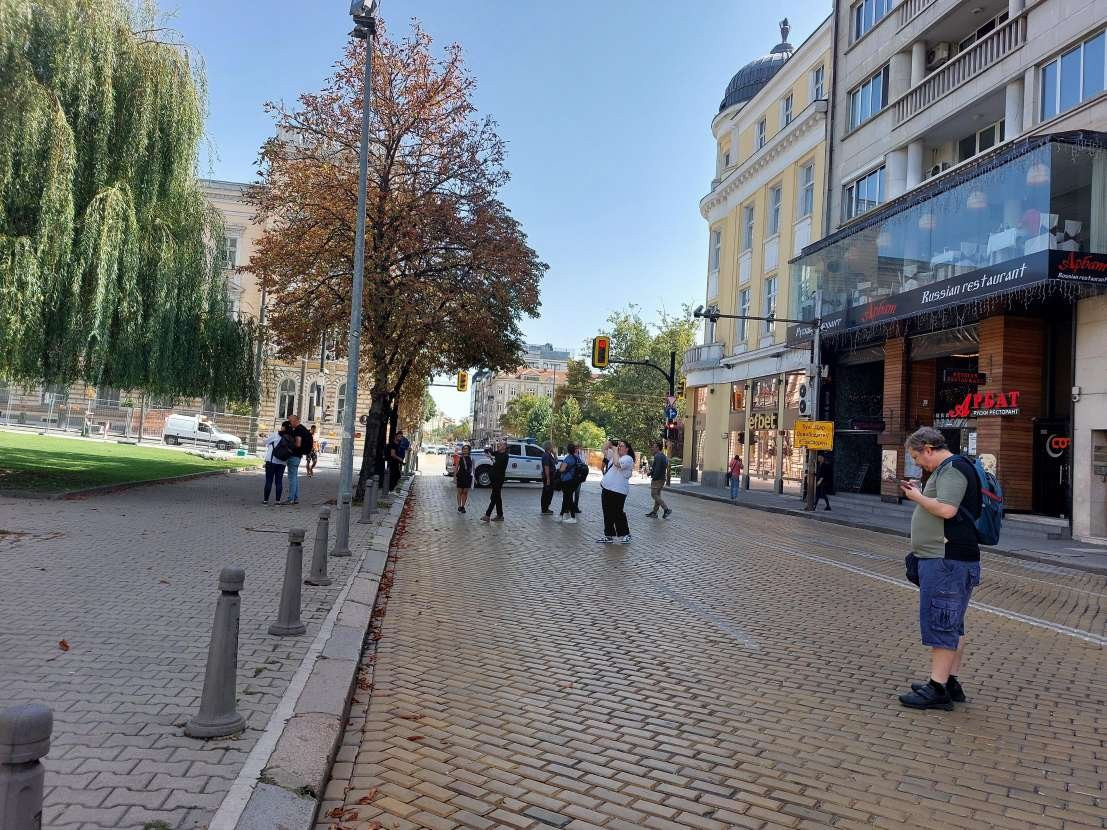Десетки миряни се събраха пред портите на затворената Руска църква в София (СНИМКИ) - Снимка 2