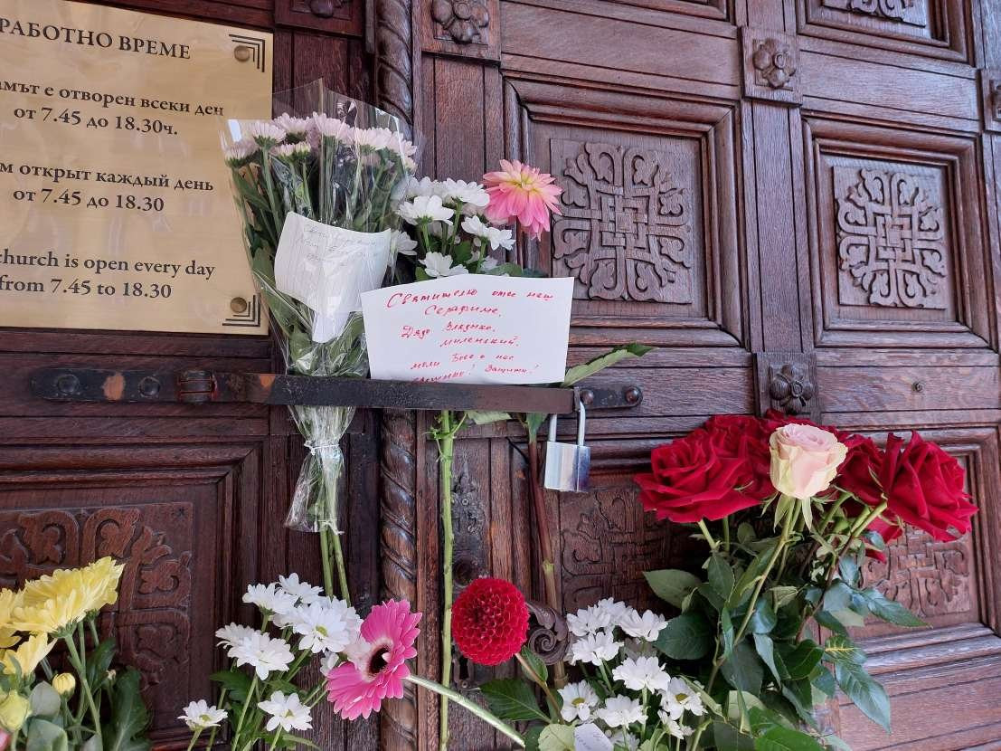 Десетки миряни се събраха пред портите на затворената Руска църква в София (СНИМКИ) - Снимка 6