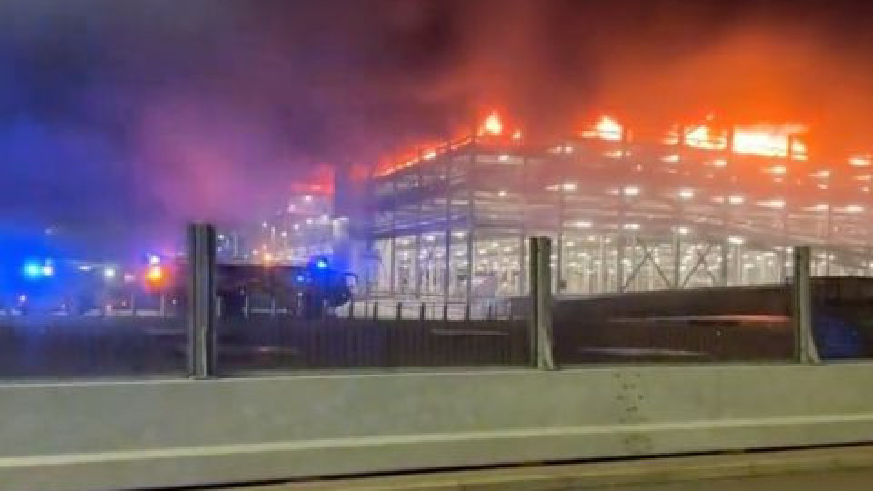 Пожар изпепели 1500 автомобила на летище Лутън! Отменят полети и до БГ!