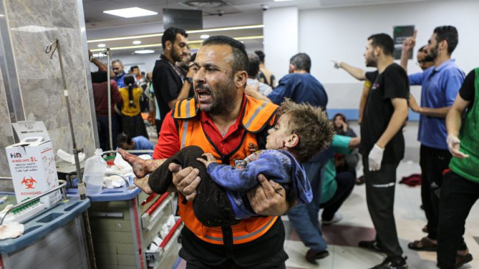 Взривиха болница в Газа, стотици деца са убити