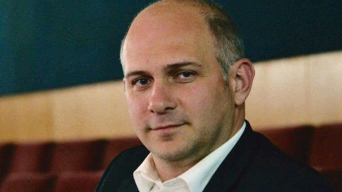 Напук на всичко и всички Васил Василев остава начело на Народния театър