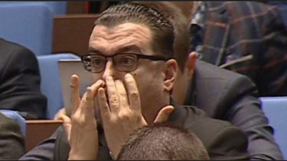 Депутат от ГЕРБ обръща особено внимание на носа си по време на парламентарно заседание