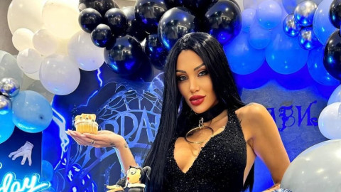 Джулиана Гани се пусна по изрязано деколте на рождения ден на сина си