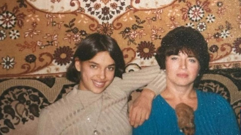 Ирина Шейк се показа като провинциална руска девушка