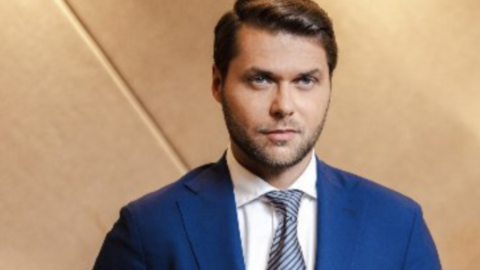 Ергенът Алек в ступор! Разгонени каки го заливат с мръснишки снимки
