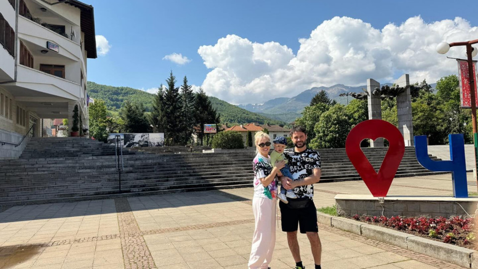 Камелия заведе сина си в родния си град