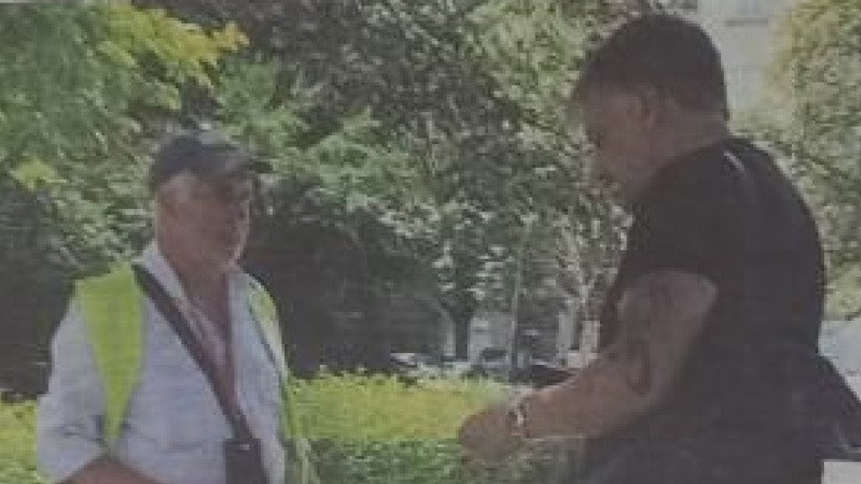 Владо Карамазов си плаща чинно синя зона в столицата