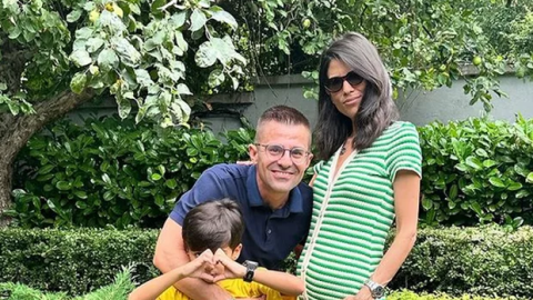 Всички се питат какво се случва с бременната жена на Андрей Арнаудов, че има толкоз окаян вид