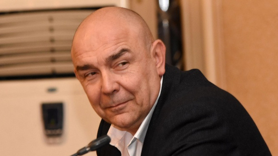 Калин Сърменов къта в гаража си два скъпи и мощни джипа