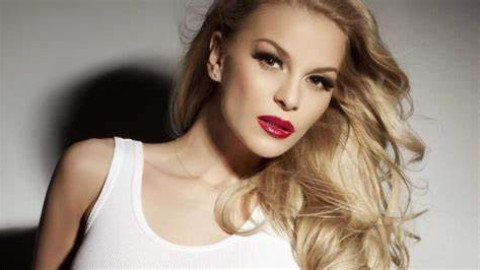 Деси Слава стана жертва на нагла измама