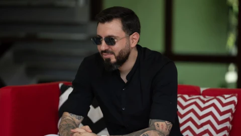 Луд е единствено по славата: Каква любов, какви пет лева! „Ергенът“ Мартин Елвиса във връзка със студентката Йоана (Доказателствата)