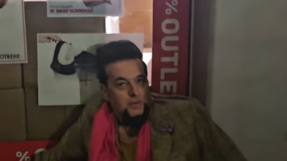ЕВГЕНИ МИНЧЕВ ПРИПАДНА ПИЯН В ЦЕНТЪРА НА СОФИЯ (ВИДЕО)