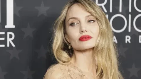 Децата на Анджелина Джоли през сълзи: Яж, мамо, моля те!(Фото)