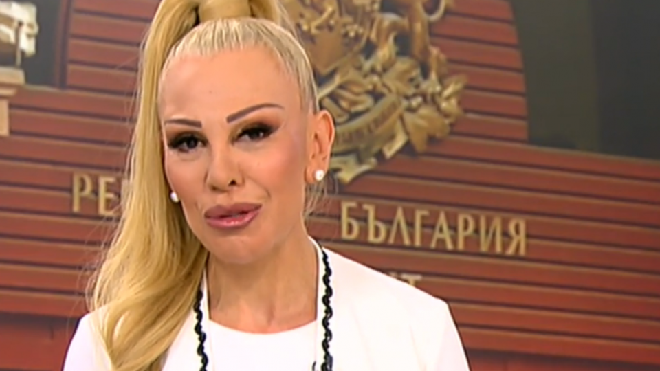 Няма спирка: Чалгарката Луна иска стола на Румен Радев