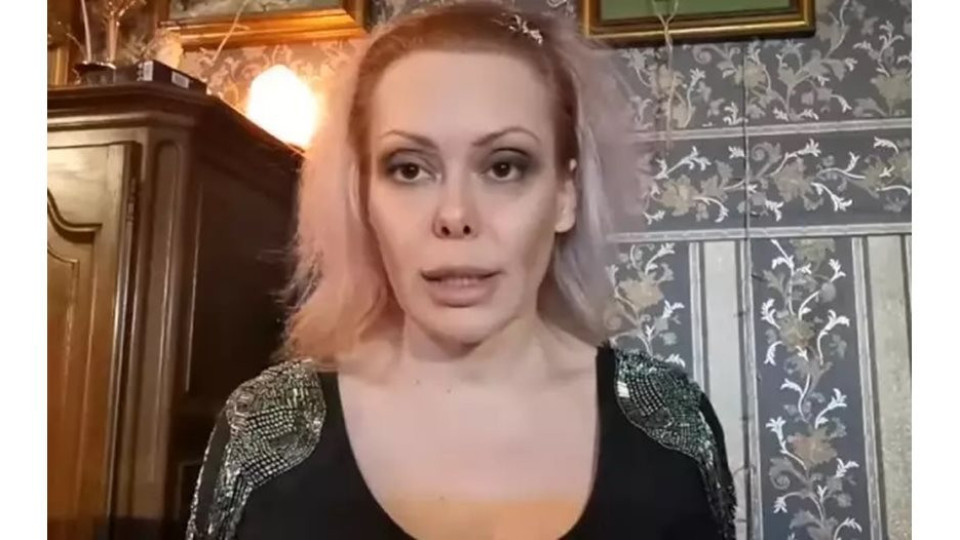 Албена Вулева е щастлива с мургав чужденец на острова