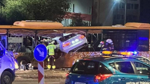 Вижте момента, в който 21-годишният шофьор се забива с аудито си в автобуса (видео)