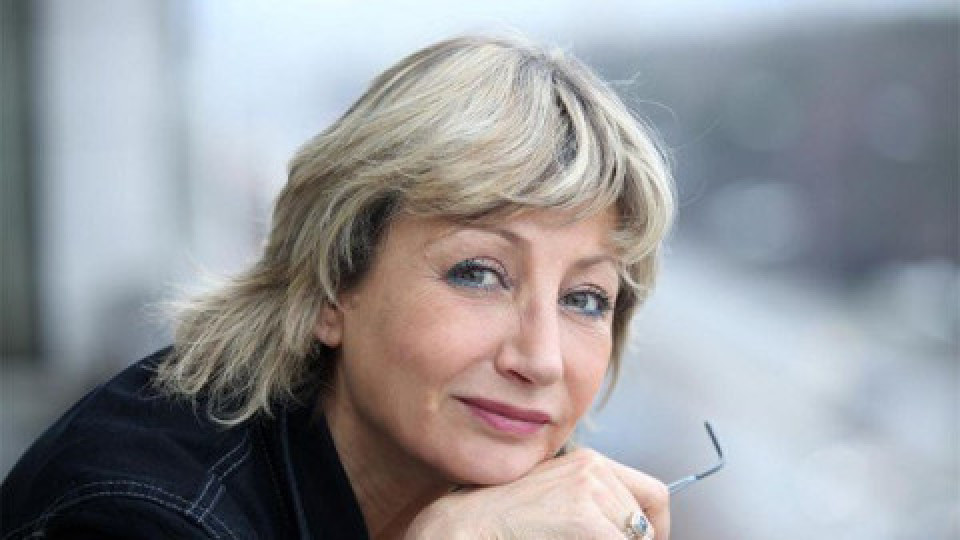 Макар да забремени любовницата си, Иво продължава да налита на Мира Радева