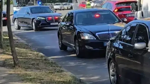 ДПС „Ново начало“ спря привилегиите на президентската администрация, но Радев продължава да движи с брутален кортеж!