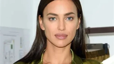 Ирина Шейк разпали Instagram с горещи кадри по бански