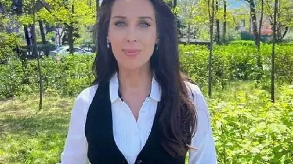 Неделя Щонова предизвика буря с новата си „Тесла“ за $100 000: Злобари броят парите ѝ
