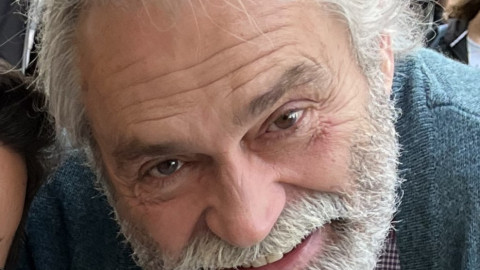 Актьорът Халюк Билгинер се сконфузи: Младеж му целуна ръка на улицата