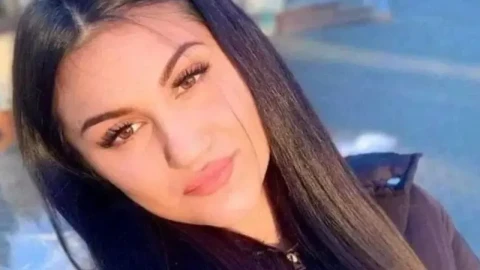 Дали е нормално? Нарязаната Дебора като обсебена от новия си