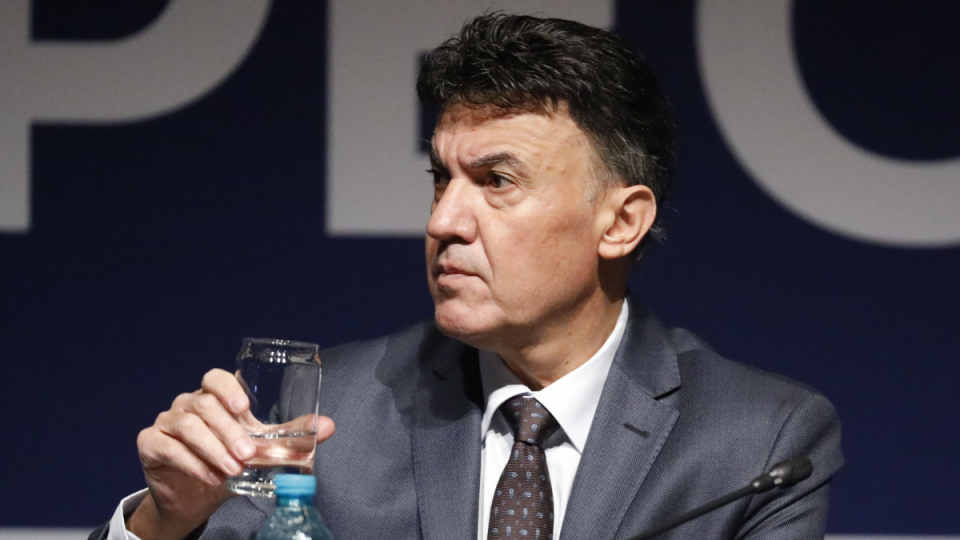 Боби Михайлов в интензивното за 400 евро на ден, болницата му плаща масрафа