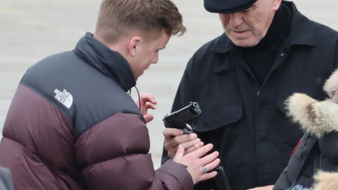 ЖЕСТОК РЕЗИЛ: Агент 007 не знае как се държи патлак!