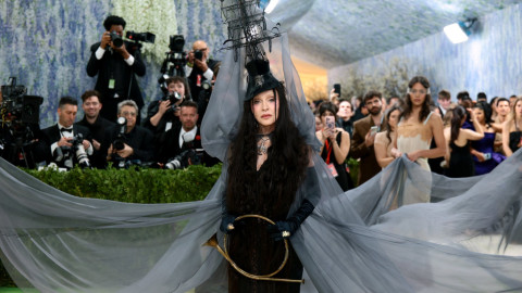 Met Gala 2026: Звездите превърнаха изкуството в бутафория и шоу (снимки/видео)