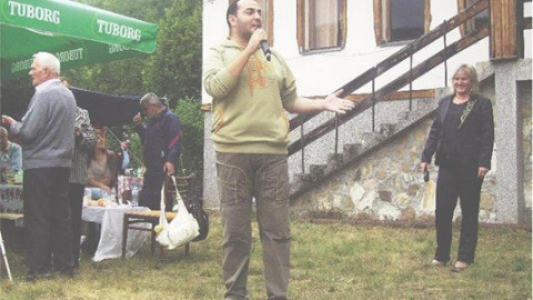 Драго Чая плаче върху руините на дядовата си къща