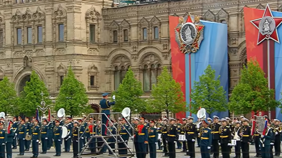 Гледайте на живо: Парадът на Червения площад в Москва (видео)