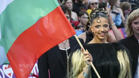 DARA с кукерска визия взриви сцената на откриването на „Евровизия“