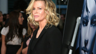 От момиче на Бонд до вечен секссимвол. Ето как изглежда Ким Бейсингър на 72 (снимки)