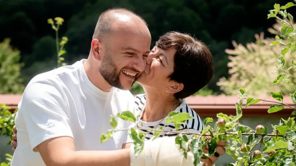 Що за смахнати отношения? Майка  и син във „Фермата“ като гаджета
