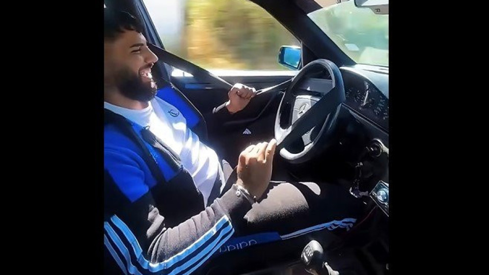 "Безумие!": Шофьор върти волана с предпазния колан (видео)