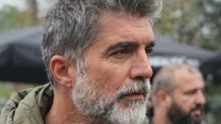 Съпругата на Йозджан Денис не спира да плаче след сполетялата ги трагедия